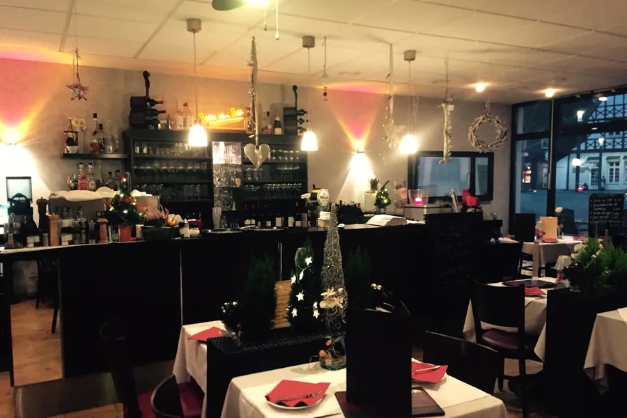 Gastraum mit Bar und gedeckten Tischen im Ristorante La Piazza Herdecke