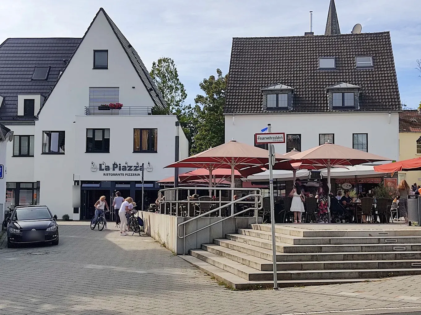Ristorante Pizzeria La Piazza mit Außenterrasse und Sonnenschirmen am Platz in der Kampstraße, Herdecke